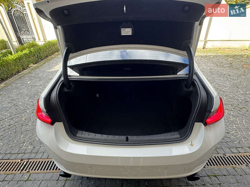 Седан BMW 3 Series 2023 в Львові