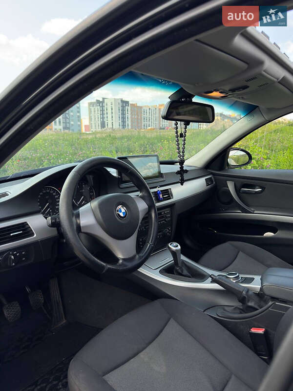 Седан BMW 3 Series 2005 в Ровно