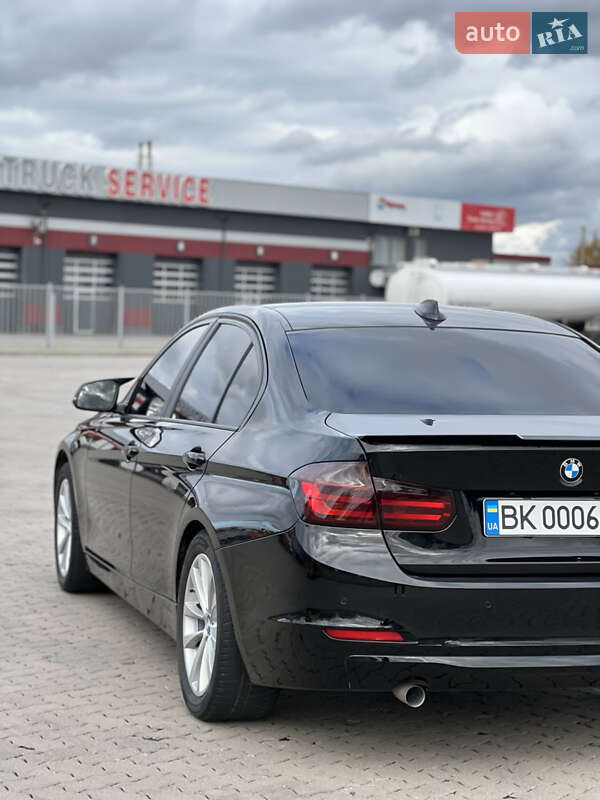Седан BMW 3 Series 2012 в Сарнах