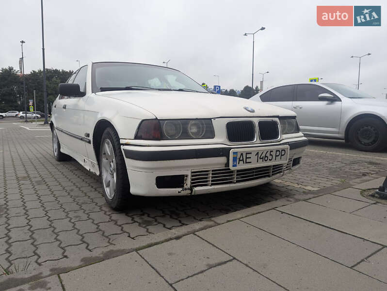 Седан BMW 3 Series 1993 в Львове