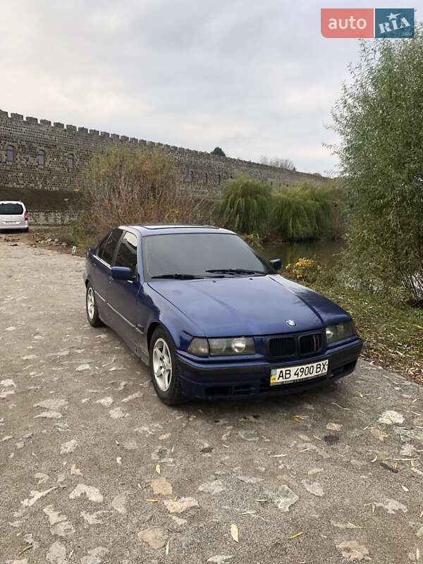 Седан BMW 3 Series 1992 в Виннице