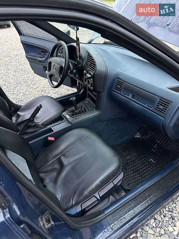 Седан BMW 3 Series 1993 в Хотине