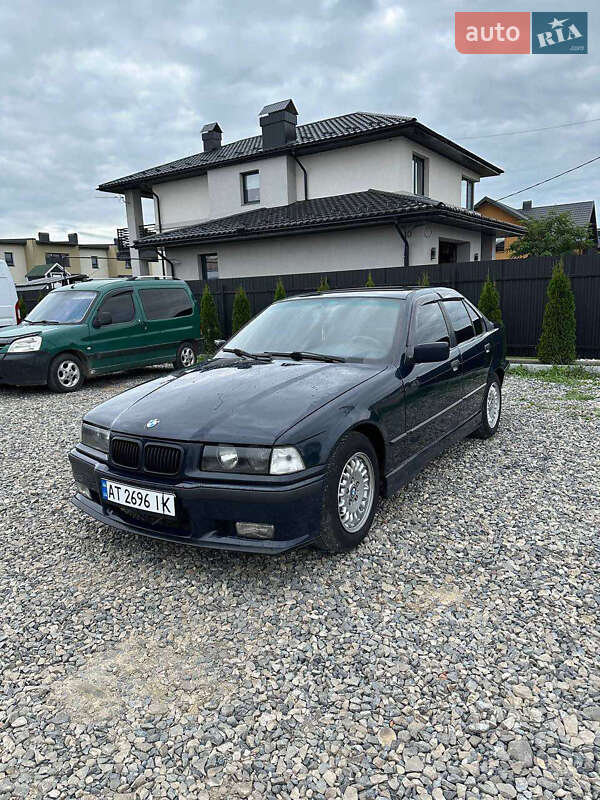 Седан BMW 3 Series 1993 в Хотине