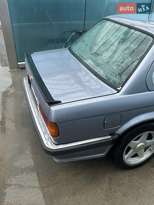 Седан BMW 3 Series 1987 в Киеве