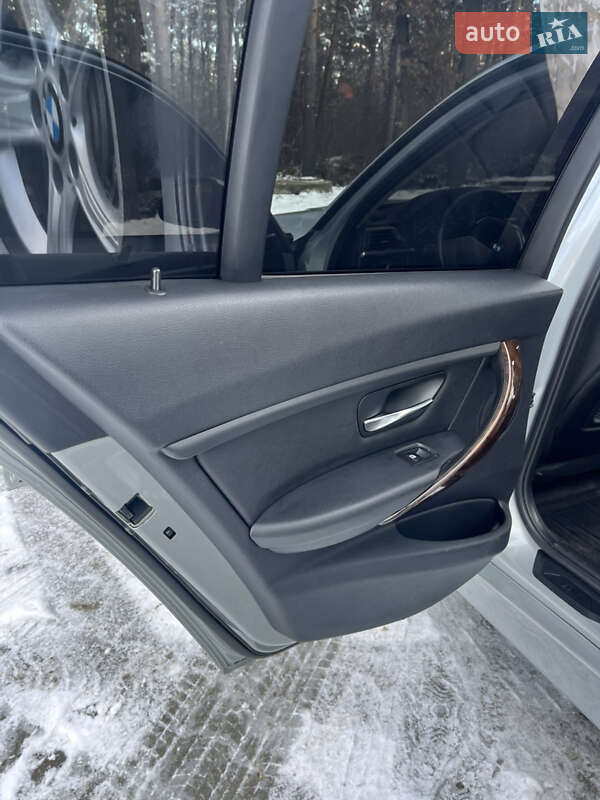 Седан BMW 3 Series 2013 в Новояворівську