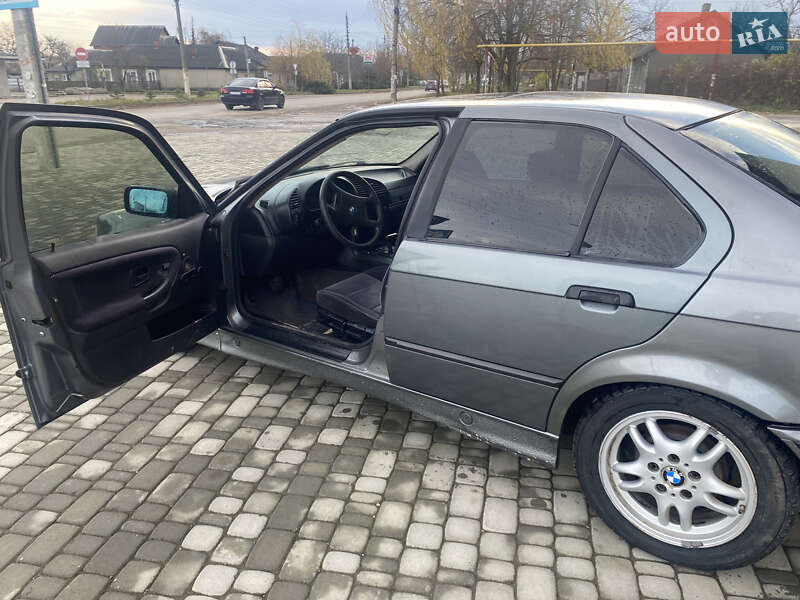 Седан BMW 3 Series 1993 в Хотине