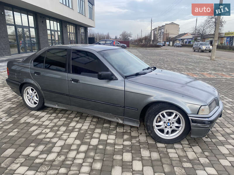Седан BMW 3 Series 1993 в Хотине