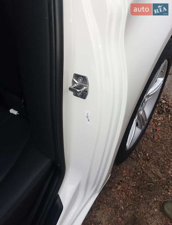 Седан BMW 3 Series 2015 в Киеве