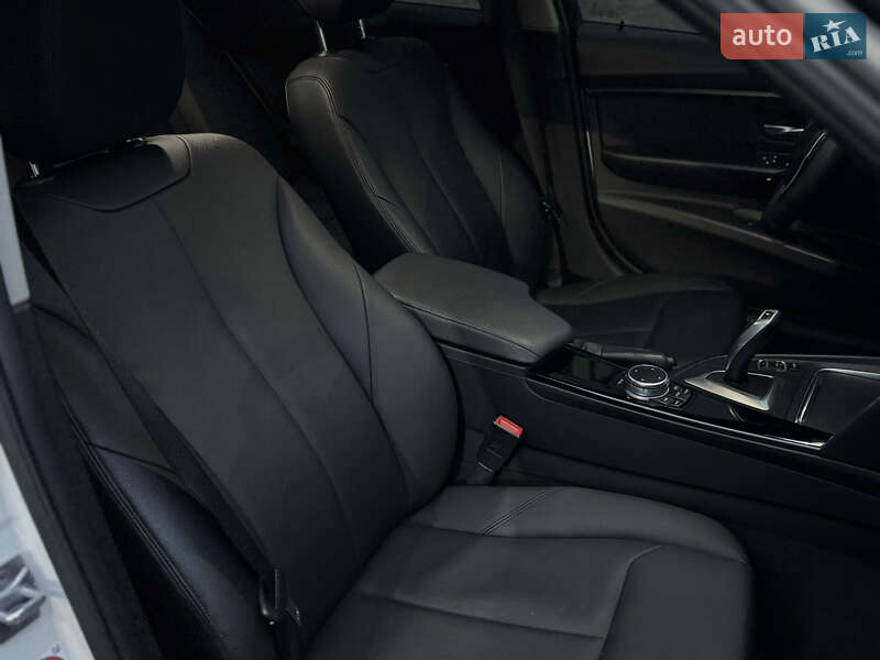 Седан BMW 3 Series 2016 в Новояворовске