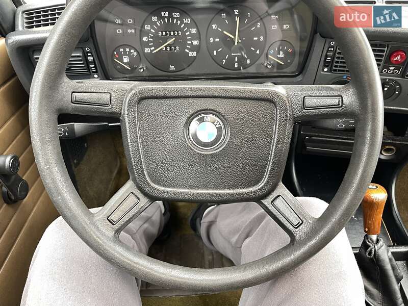 Седан BMW 3 Series 1983 в Харькове
