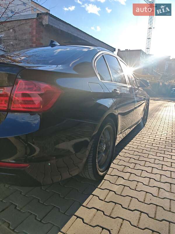 Седан BMW 3 Series 2014 в Чернівцях