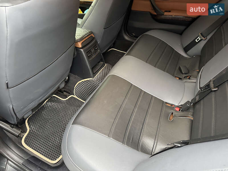 Седан BMW 3 Series 2010 в Нововолинську