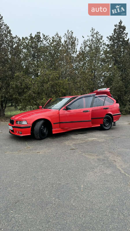 Седан BMW 3 Series 1992 в Черноморске