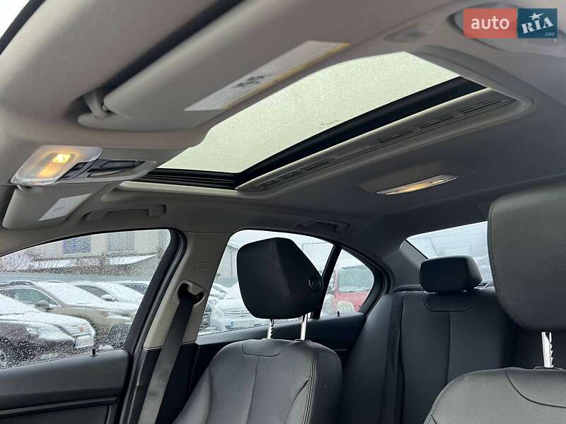 Седан BMW 3 Series 2016 в Києві