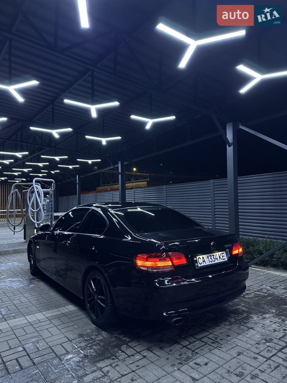 Продам BMW 320i E92 у гарному стані. Автомобіль вчасно та якісно обслуговувався, без ДТП, знаходився в хороших руках. Машину не “крутили” і не вижимали, використовувалась для комфортного пересування по місту.
🔹 Двигун 2.0 бензин, 170 к.с., працює рівно
🔹 Масло не їсть
🔹 Середній розхід палива — 9,5 л/100 км
🔹 Ремонту не потребує — сів і поїхав
🔹 Заправлялась виключно якісним паливом (SOCAR)
🔹 Повністю сток, без тюнінгу
🔹 Встановлені проставки на задніх колесах — авто виглядає ширше та агресивніше
📌 Експлуатація та обслуговування:
— Протягом 2 років користування авто не потребувало постійних ремонтів
— Обслуговувалась планово, лише для підтримки в хорошому стані
— Технічні моменти ніколи не запускались — все ремонтувалось одразу
— Автомобіль постійно підтримувався в справному та доглянутому стані
🛋 Салон:
— Всі панелі та елементи комфорту працюють
— Є клімат-контроль
— Охайний, доглянутий салон
Авто варте уваги, підійде як для щоденної їзди, так і для тих, хто шукає живу BMW без прихованих проблем.
📞 Готовий до будь-яких перевірок, деталі — по телефону **********, або пишіть у вайбер.