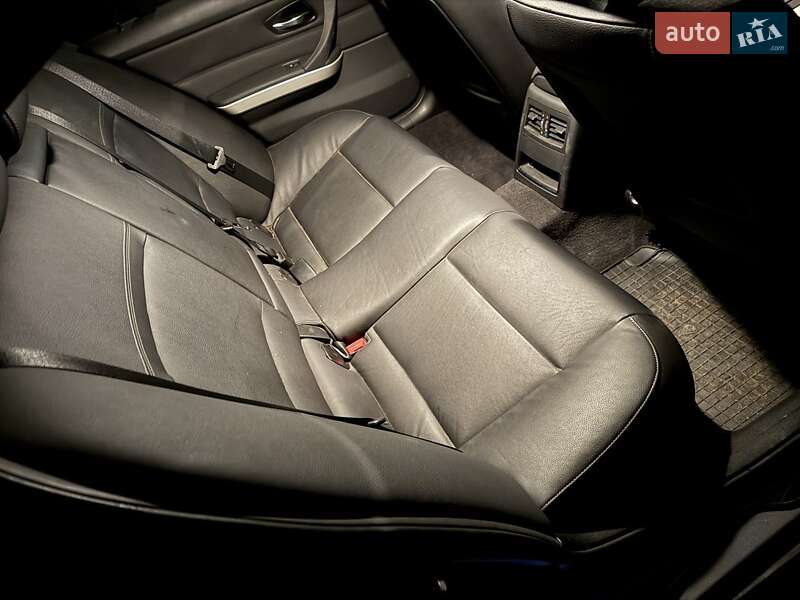 Седан BMW 3 Series 2011 в Чернівцях