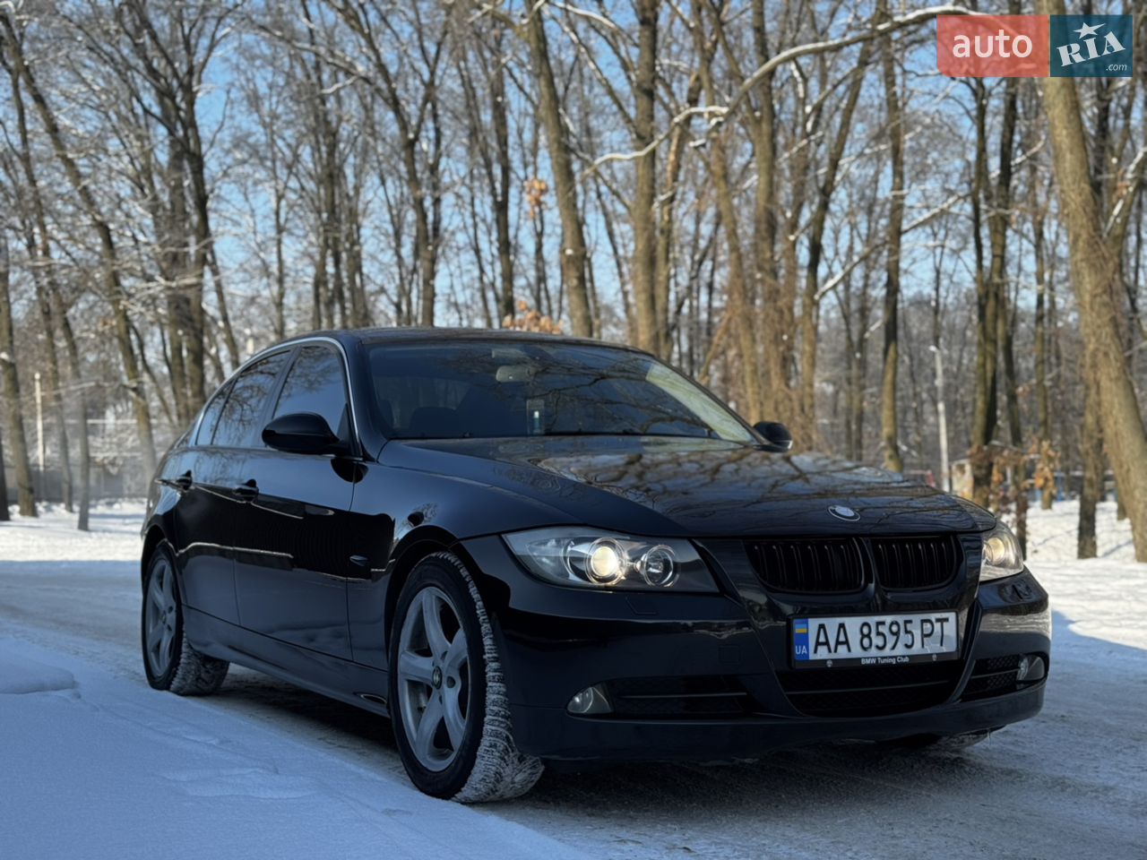 Продам BMW e90 в отличном состоянии. 
Оригинальный пробег 199 тыс км. 
По кузову без дтп, не крашена
Официальный автомобиль. 
Двигатель 2.5 работает без нареканий, масло не ест. Прошла большое то 1000км назад, есть бумаги. 
Коробка переключат плавно. 
Ходовая обслужена. 
Новая зимняя резина Michelin
Новая страховка и так далее. 
Все стекла в круг родные. 
Богатая комплектация, есть даже память водительского сидения, подогревы И так далее. 
Торг аргументированный у капота. 
Полный привод работает. 
Газ вписан но не стоит. 