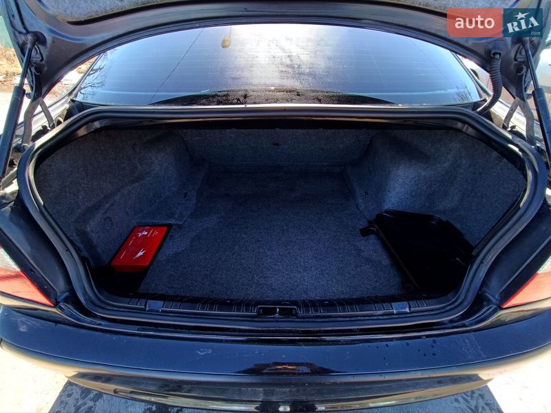 Седан BMW 3 Series 2004 в Романіву