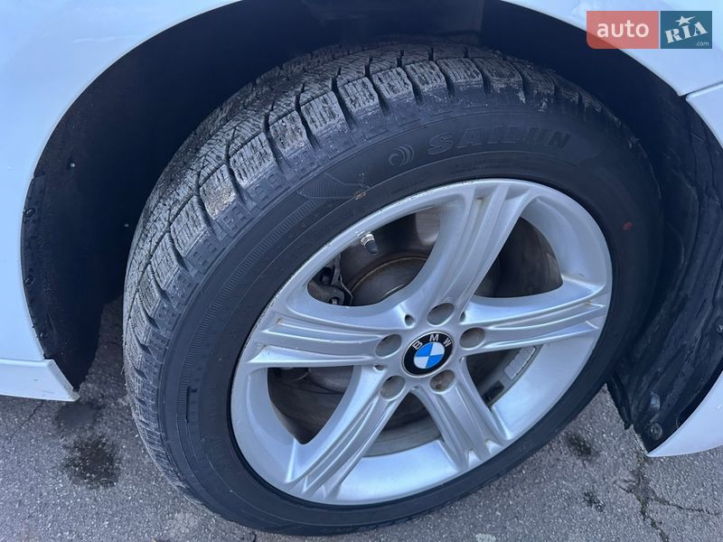 Седан BMW 3 Series 2015 в Новоднестровске