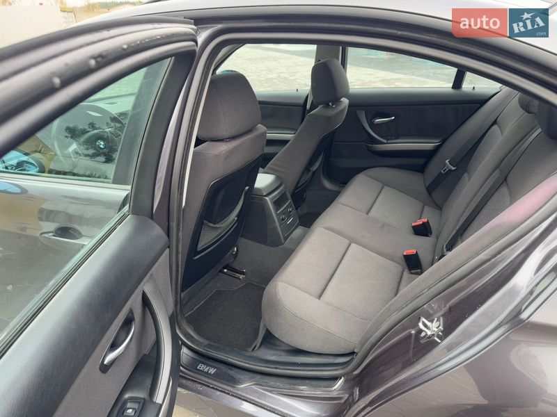 Седан BMW 3 Series 2005 в Нетешине