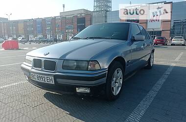 Седан BMW 320 1994 в Львове
