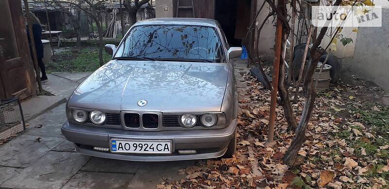 Седан BMW 5 Series 1988 в Берегово