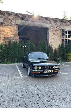 Седан BMW 5 Series 1985 в Львове