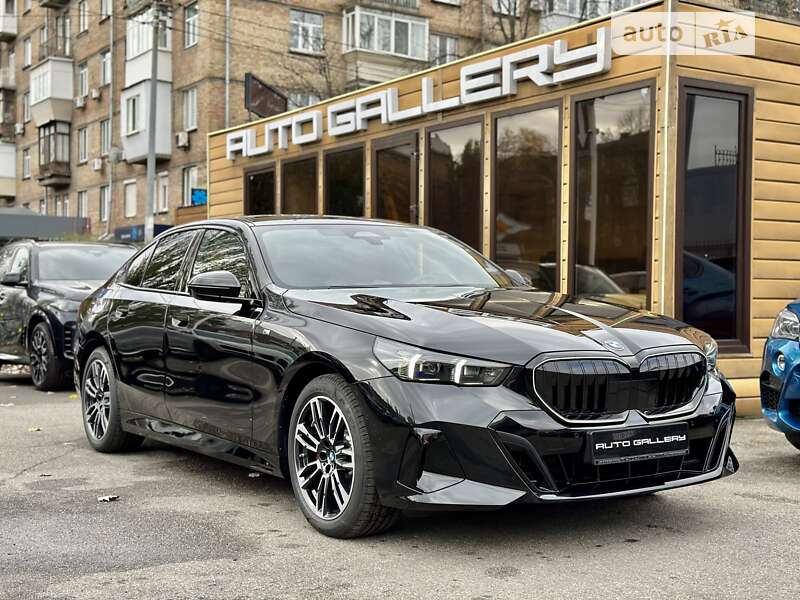 Седан BMW 5 Series 2023 в 