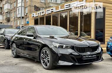 Седан BMW 5 Series 2023 в 