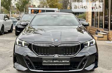 Седан BMW 5 Series 2023 в 