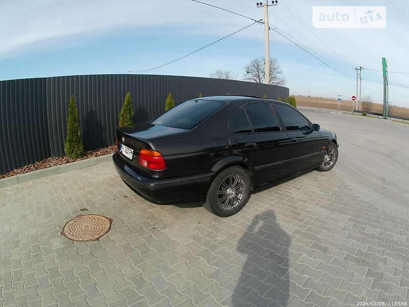 Седан BMW 5 Series 2000 в Калиновке