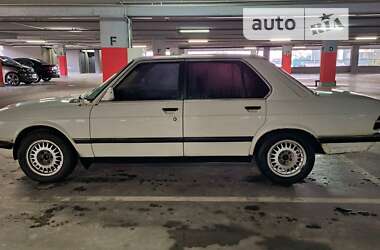 Седан BMW 5 Series 1987 в Львові