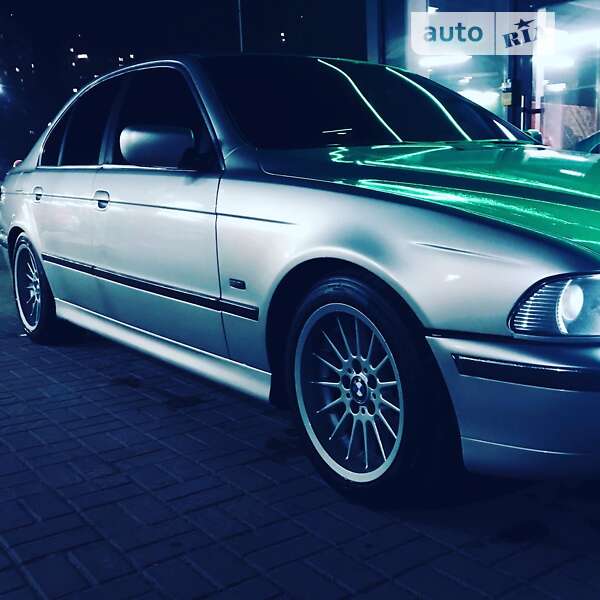 Седан BMW 5 Series 2000 в Софиевской Борщаговке