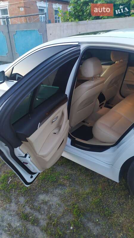 Седан BMW 5 Series 2015 в Ромнах