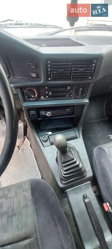 Седан BMW 5 Series 1984 в Запорожье