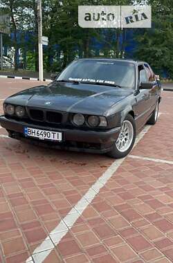 Седан BMW 5 Series 1993 в Запорожье