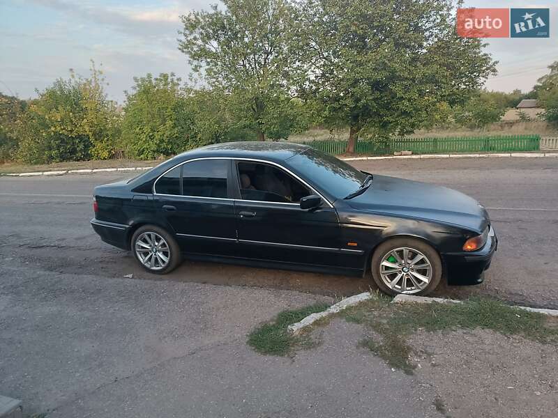 Седан BMW 5 Series 1997 в Новгородці