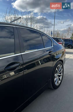 Седан BMW 5 Series 2012 в 