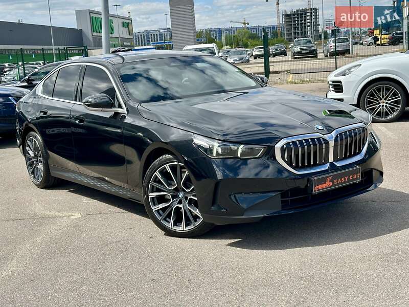 Седан BMW 5 Series 2023 в Киеве