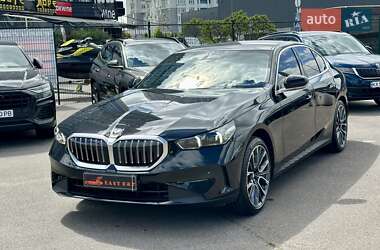 Седан BMW 5 Series 2023 в 