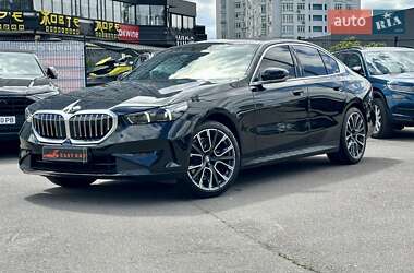 Седан BMW 5 Series 2023 в 