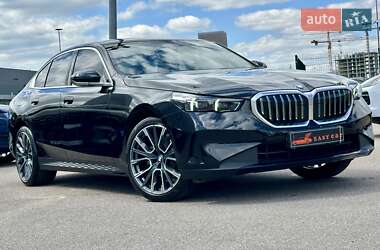Седан BMW 5 Series 2023 в 