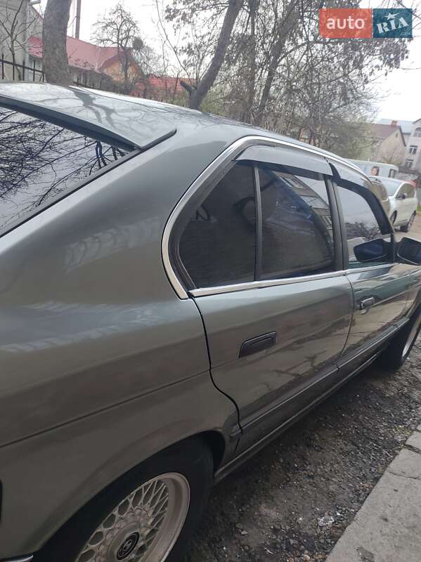 Седан BMW 5 Series 1989 в Чернівцях