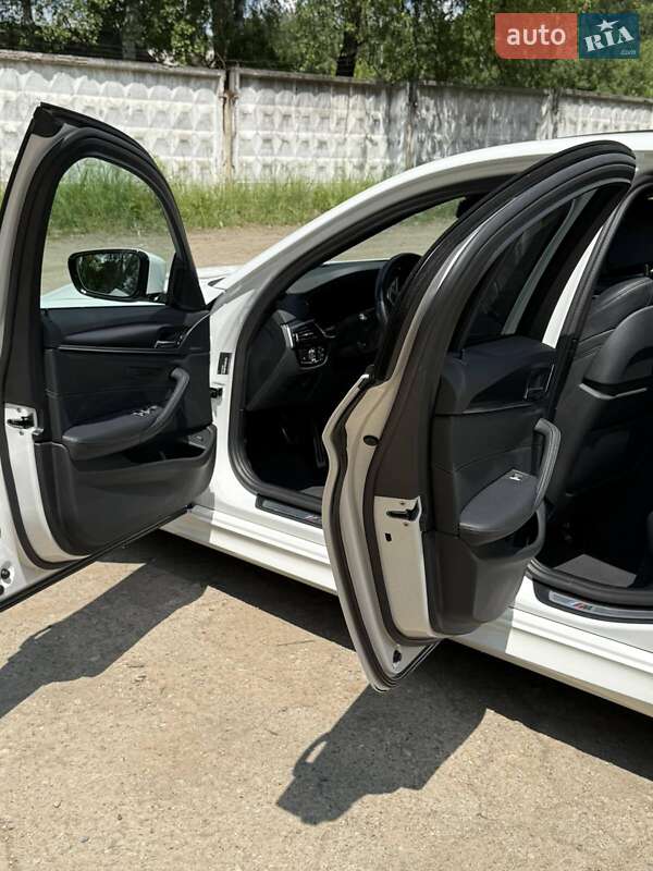 Седан BMW 5 Series 2023 в Новояворівську