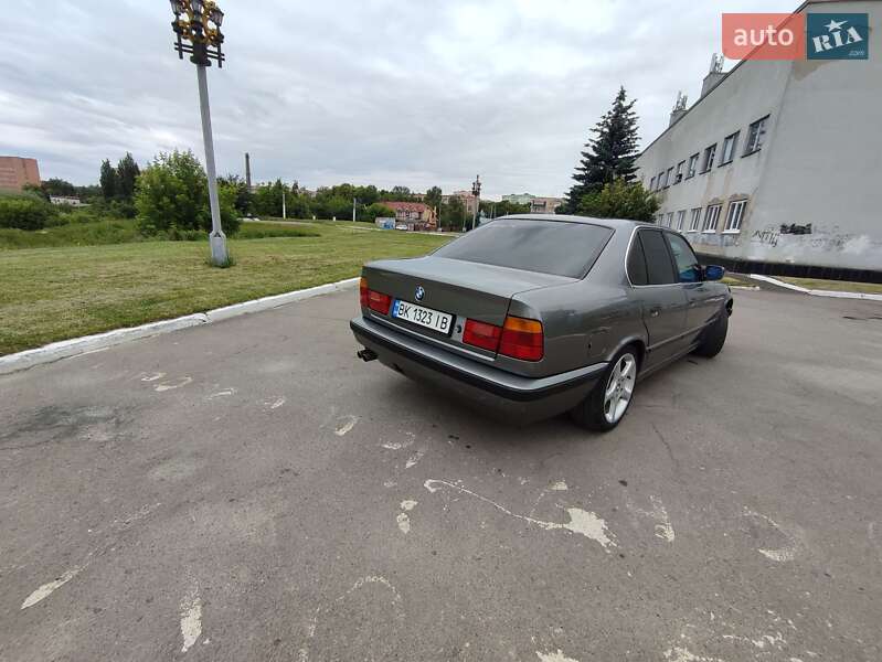 Седан BMW 5 Series 1989 в Ровно