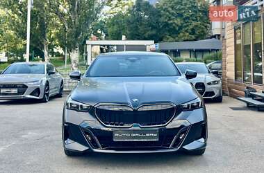 Седан BMW 5 Series 2023 в 
