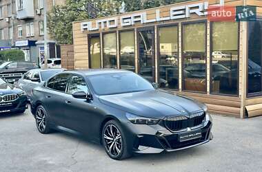 Седан BMW 5 Series 2023 в 