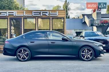 Седан BMW 5 Series 2023 в 