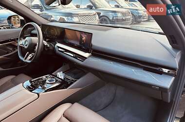 Седан BMW 5 Series 2023 в 