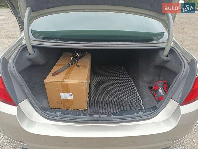 Седан BMW 5 Series 2011 в Львові